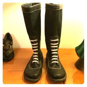 90’s vintage flat boots sz9, back zip, front laces